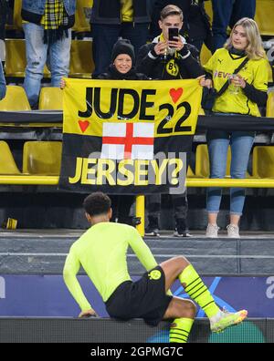 Dortmund, Germania. 28 settembre 2021. Un giovane fan SI prega Jude BELLINGHAM (DO) con un poster intorno alla sua maglia che BELLINGHAM (anteriore) gli dà. Campionato dei campioni di calcio, turno preliminare 2° giorno di incontro, Borussia Dortmund (DO) - Sporting Lisbon (LIS) 1: 0, il 09/28/2021 a Dortmund/Germania. Â Credit: dpa/Alamy Live News Foto Stock