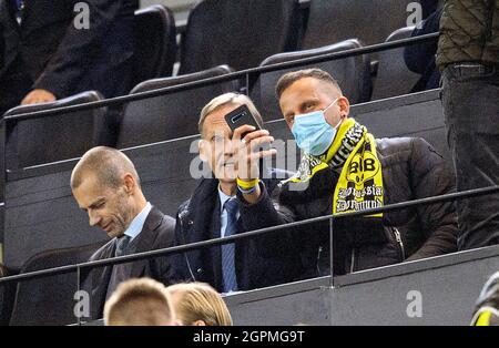 Dortmund, Germania. 28 settembre 2021. Un fan DI DO prende un selfie con Hans-Joachim WATZKE (DO, CEO) accanto ad Aleksander CEFERIN l. (Presidente UEFA), in occasione del Tribuene, Football Champions League, Preliminary Round 2nd Matchday, Borussia Dortmund (DO) - Sporting Lisbon (LIS) 1: 0, il 09/28/2021 a Dortmund/Germania. Â Credit: dpa/Alamy Live News Foto Stock