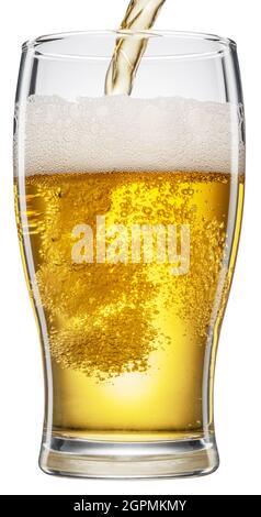 Versare la birra nel bicchiere con schiuma e bolle di gas su sfondo bianco. Il file contiene il percorso di ritaglio. Foto Stock