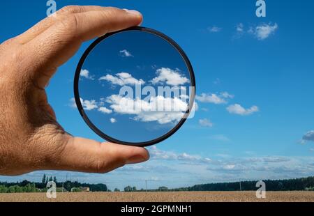 Effetto di un filtro polarizzante mostrato sulla foto del cielo. L'immagine delle nuvole è più alto contrasto attraverso il filtro. Foto Stock