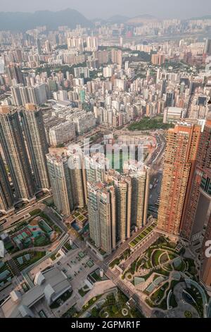 Gli alti blocchi di torre residenziali di Union Square, West Kowloon visto dal livello 106 della ICC nel 2009: (l-r) Sorrento, il lungomare, l'Arco Foto Stock