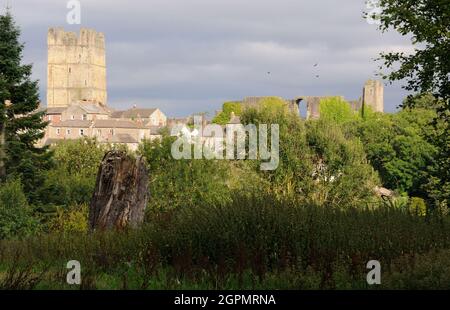 Vista del Castello di Richmond da ovest, a Richmond, Yorksjire, Inghilterra Foto Stock