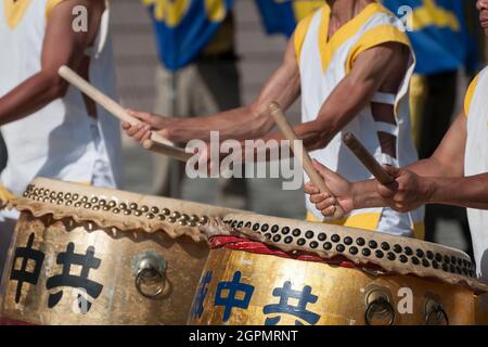 I praticanti di Falun Gong si riuniscono per una celebrazione a Tsim Sha Tsui, Kowloon, Hong Kong Foto Stock