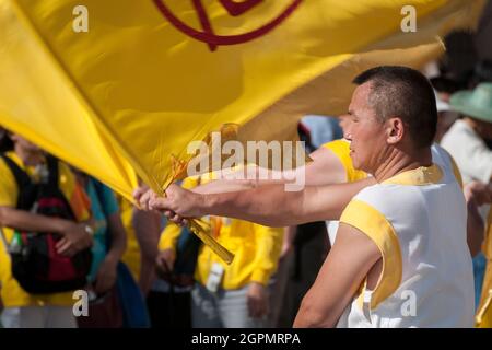 I praticanti di Falun Gong si riuniscono per una celebrazione a Tsim Sha Tsui, Kowloon, Hong Kong Foto Stock