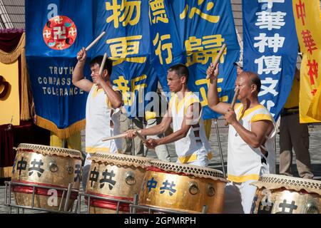 I praticanti di Falun Gong si riuniscono per una celebrazione a Tsim Sha Tsui, Kowloon, Hong Kong Foto Stock