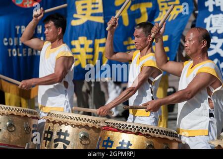 I praticanti di Falun Gong si riuniscono per una celebrazione a Tsim Sha Tsui, Kowloon, Hong Kong Foto Stock