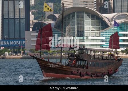 L'Aqua Luna, una replica di una tradizionale spazzatura cinese lanciata nel 2006, utilizzato per crociere di piacere sul Victoria Harbour, Hong Kong Foto Stock