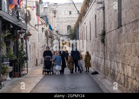 Gli ebrei ultraortodossi camminano sabato lungo la via del Patriarcato armeno nel quartiere armeno nella città vecchia di Gerusalemme Est Israele Foto Stock
