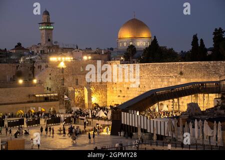 Vista del Muro Occidentale o del Kotel pieno di adoratori Ebrei e della cupola del santuario Islamico della roccia nel Monte del Tempio noto ai Musulmani come l'Haram esh-Sharif nella Città Vecchia Gerusalemme Est Israele Foto Stock