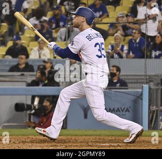 Los Angeles, Stati Uniti. 29 settembre 2021. Los Angeles Dodgers' Cody Bellinger ha fatto un'esibizioni solista nell'ottavo inning contro i San Diego Padres per legare il punteggio 9-9 al Dodger Stadium di Los Angeles mercoledì 29 settembre 2021. I Dodgers sconfissero i Padres 11-9. Foto di Jim Ruymen/UPI Credit: UPI/Alamy Live News Foto Stock