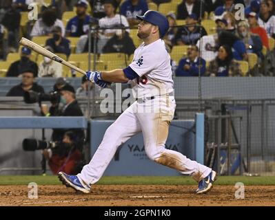 Los Angeles, Stati Uniti. 29 settembre 2021. Il Max Muncy di Los Angeles Dodgers ha fatto un'esibizioni solista nell'ottavo inning contro i San Diego Padres al Dodger Stadium di Los Angeles mercoledì 29 settembre 2021. I Dodgers sconfissero i Padres 11-9. Foto di Jim Ruymen/UPI Credit: UPI/Alamy Live News Foto Stock