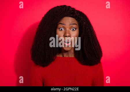 Ritratto di attraente stupito brunetto ragazza pout labbra reazione wow isolato su sfondo rosso vivo Foto Stock