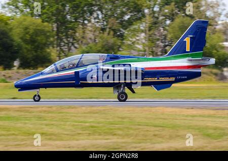 Aermacchi M 345 avanzato aereo militare jet trainer seriale CPX619 in Frecce Tricolori display team Colors. Aereo da addestramento del jet dell'Aeronautica militare Italiana Foto Stock