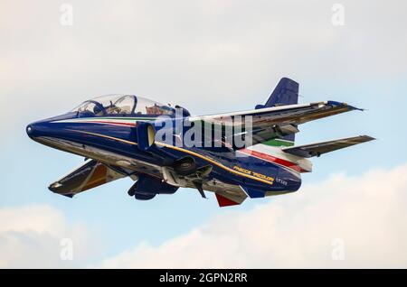 Aermacchi M 345 aereo da jet trainer militare avanzato in Frecce Tricolori espositore colori team decolling off. Nuovo aereo di addestramento dell'Aeronautica militare Italiana Foto Stock