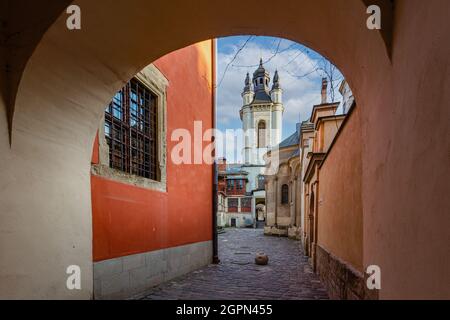 Lviv, Ucraina - 4 aprile 2020: Strade vuote di Lviv durante la quarantena COVID-19. La Cattedrale Armena dell'Assunzione di Maria , cortile armeno Foto Stock