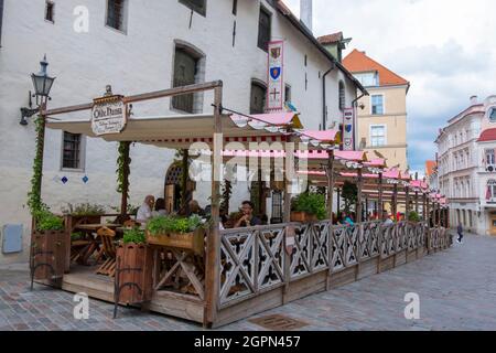 Olde Hansa, ristorante medievale, terrazza, Vana Turg, centro storico, Tallinn, Estonia Foto Stock