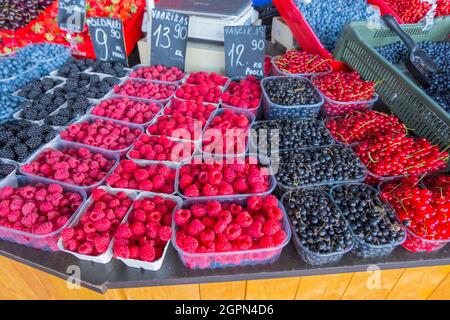 Bacche, Balti Jaama Turg, mercato di Balti Jaam, Kalamaja, Tallinn, Estonia Foto Stock