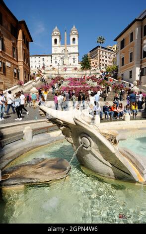 Italia, Roma, Piazza di Spagna, Fontana della Barcaccia e Piazza di Spagna Foto Stock