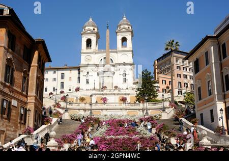 Italia, Roma, Piazza di Spagna con fiori in primavera Foto Stock