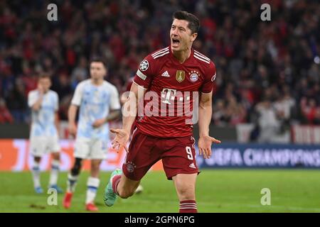 Goaljubel Robert LEWANDOWSKI (FC Bayern Monaco) dopo obiettivo a 1-0, giubilo, gioia, entusiasmo, azione. FC Bayern Munich-Dynamo Kiev 5-0 Soccer Champions League, Gruppo e, seconda giornata del 29.09.2021. ALLIANZ ARENA. Foto Stock