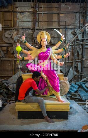 Una statua di Maa Durga che viene dipinta in un laboratorio a Mumbai prima del festival indiano di buon auspicio di Navratri o Durga Puja Foto Stock