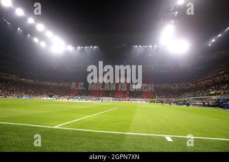 I sostenitori di AC Milan durante la partita UEFA Champions League Group B tra AC Milan e Club Atletico de Madrid allo Stadio Giuseppe Meazza il 28 settembre 2021 a Milano. Foto Stock