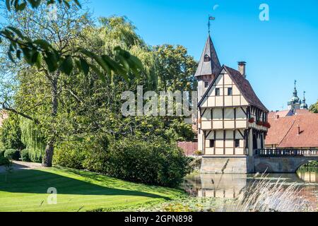 STEINFURT / GERMANIA - GIUGNO 23 2017 : la casa di controllo medievale e il ponte del Castello di Steinfurt sotto il sole Foto Stock