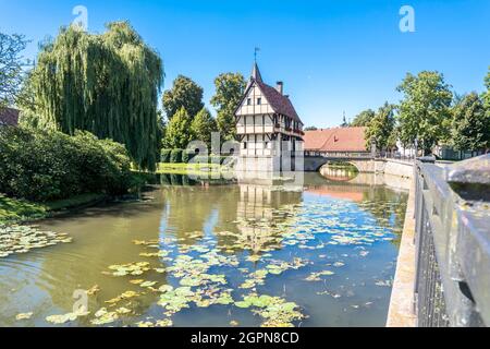 STEINFURT / GERMANIA - GIUGNO 23 2017 : la casa di controllo medievale e il ponte del Castello di Steinfurt sotto il sole Foto Stock