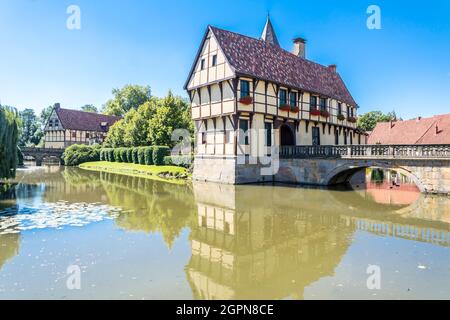 STEINFURT / GERMANIA - GIUGNO 23 2017 : la casa di controllo medievale e il ponte del Castello di Steinfurt sotto il sole Foto Stock