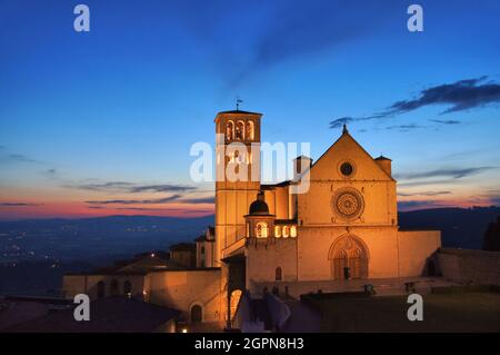 Basilica di San Francesco d'Assisi al tramonto ad Assisi, Umbria, Italia Foto Stock