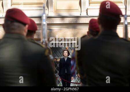 Il ministro della Difesa ceco Lubomir Metnar (per ANO), non visto, incontra il suo omologo francese Florence Parly, centro, il 30 settembre 2021, a Praga, Repubblica Ceca. (Foto CTK/Demi Ondrej) Foto Stock