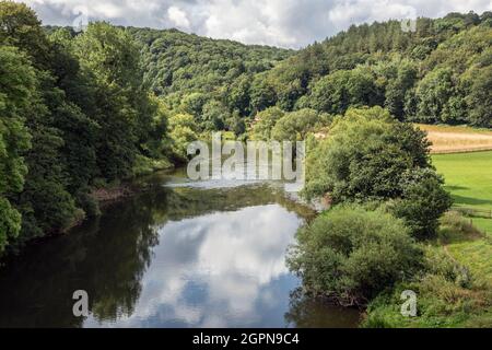 Il fiume Severn visto da un treno che attraversa il ponte Victoria sulla Severn Valley Railway, Arley, Worcestershire Foto Stock