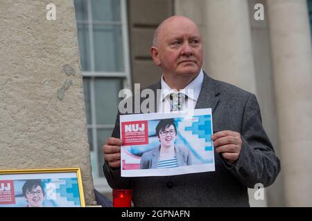 La giornalista irlandese, Seamus Dooley, ha una foto di Lyra McKee dopo una veglia in suo onore a Dublino. Foto Stock