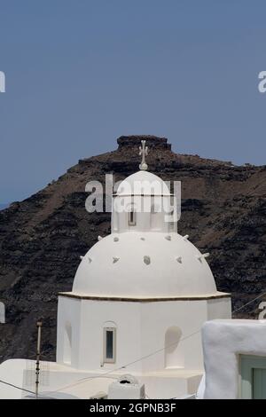 Vista ravvicinata di una chiesa ortodossa imbiancata a Santorini Grecia Foto Stock