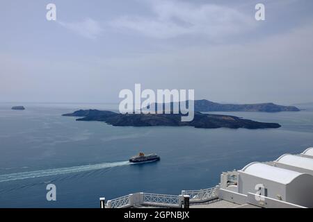 Santorini, Grecia - 7 maggio 2021: Vista panoramica di un traghetto e del vulcano a Santorini Grecia Foto Stock