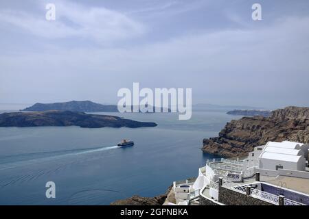 Santorini, Grecia - 7 maggio 2021: Vista panoramica di un traghetto e del vulcano a Santorini Grecia Foto Stock