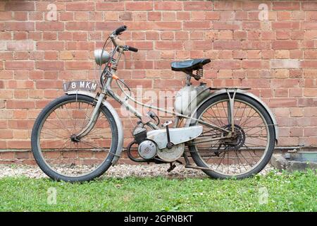 1960 Motobecane bicicletta motorizzata francese al Bicester Heritage Center domenica Scramble evento. Bicester, Oxfordshire, Inghilterra Foto Stock