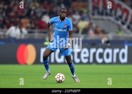 Geoffrey Kondogbia del Club Atletico de Madrid in azione durante la partita UEFA Champions League Group B tra AC Milan e Club Atletico de Madrid allo Stadio Giuseppe Meazza il 28 settembre 2021 a Milano. Foto Stock