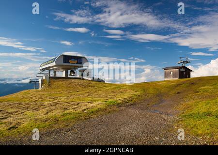 Treffen, Austria - Agosto 17,2016: Stazione sciistica estiva nelle Alpi Gerlitzen. Skilift in cima in altezza 1.911 m. Foto Stock