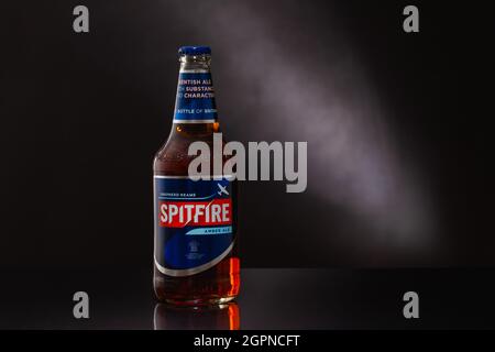 Praga, Repubblica Ceca - 26 Settembre, 2021: Birra Spitfire su sfondo nero. Spitfire Amber Kentish Ale è stato prodotto per la prima volta nel 1990 per commemorare Foto Stock