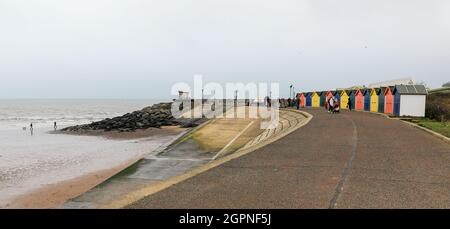 Le colorate capanne sulla spiaggia in inverno a Dawlish Warren, Dawlish, Devon, Inghilterra, Regno Unito Foto Stock