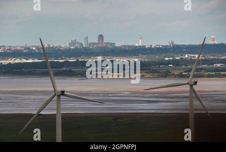 Ellesmere Port, Regno Unito, 16 settembre 2021. La Cattedrale e lo skyline di Liverpool sono visibili in lontananza dalle turbine eoliche dalla Frodsham Wind Farm a Ellesmere Port, Wirral, Regno Unito. Credit: Anthony Devlin/Alamy Live News Foto Stock