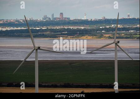 Ellesmere Port, Regno Unito, 16 settembre 2021. La Cattedrale e lo skyline di Liverpool sono visibili in lontananza dalle turbine eoliche dalla Frodsham Wind Farm a Ellesmere Port, Wirral, Regno Unito. Credit: Anthony Devlin/Alamy Live News Foto Stock