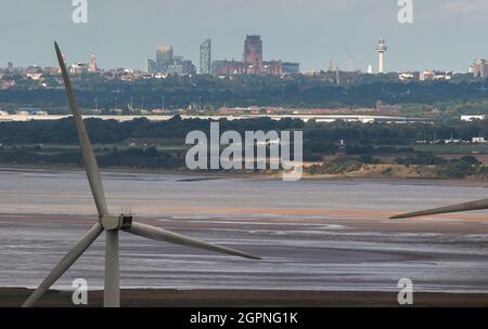 Ellesmere Port, Regno Unito, 16 settembre 2021. La Cattedrale e lo skyline di Liverpool sono visibili in lontananza dalle turbine eoliche dalla Frodsham Wind Farm a Ellesmere Port, Wirral, Regno Unito. Credit: Anthony Devlin/Alamy Live News Foto Stock