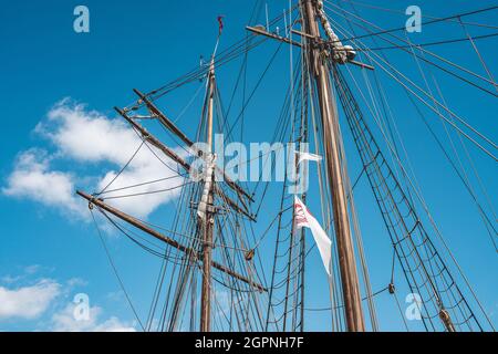 Albero di una nave a vela con bandiera danese, nel porto di Copenaghen Foto Stock