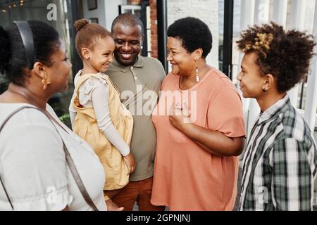 Ritratto di felice famiglia multi-generazionale chatting durante la riunione all'aperto in terrazza Foto Stock