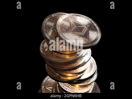 Un mazzo e cadere di monete d'oro fisico etereo su uno sfondo scuro - rendering 3D Foto Stock