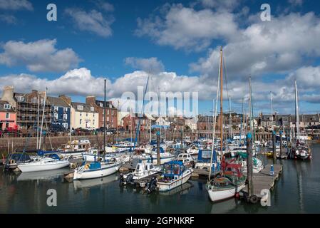 Barche nel pittoresco e colorato porto di Arbroath, Angus, Scozia. Foto Stock