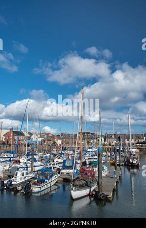 Barche nel pittoresco e colorato porto di Arbroath, Angus, Scozia. Foto Stock