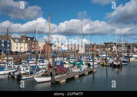 Barche nel pittoresco e colorato porto di Arbroath, Angus, Scozia. Foto Stock